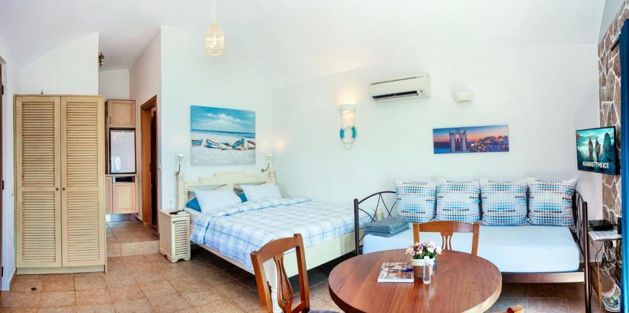 Plaka Beach Cottages