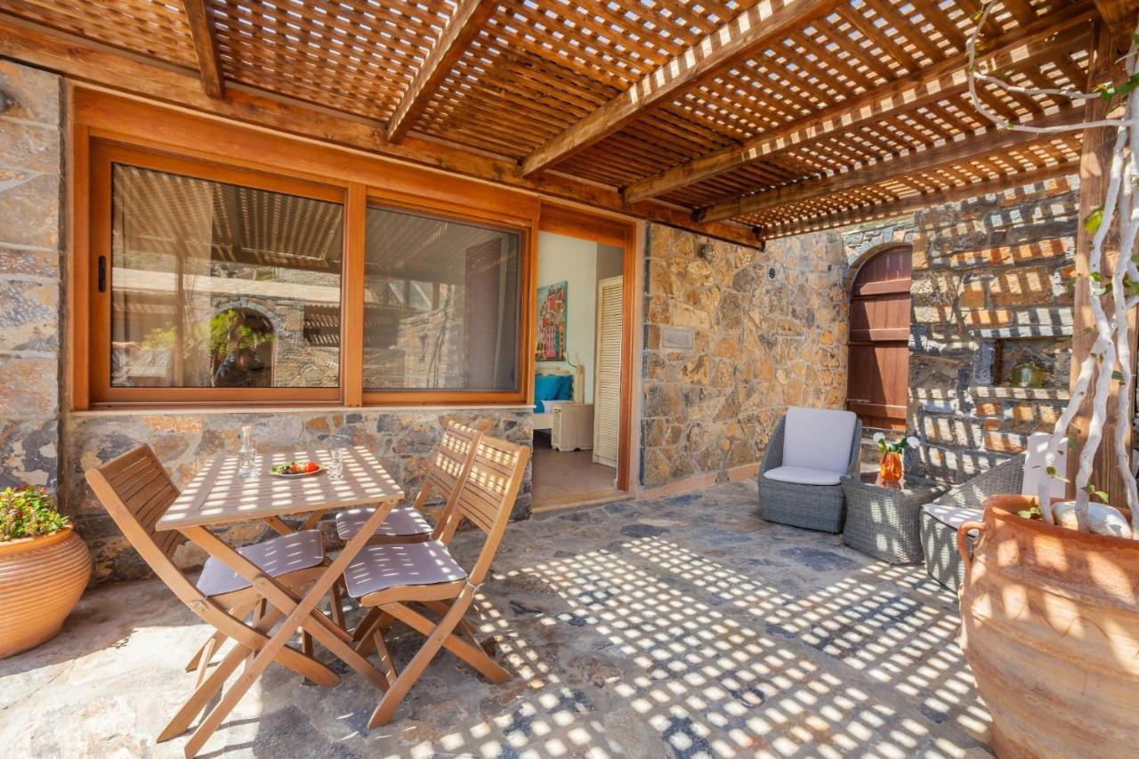Plaka Beach Cottages *